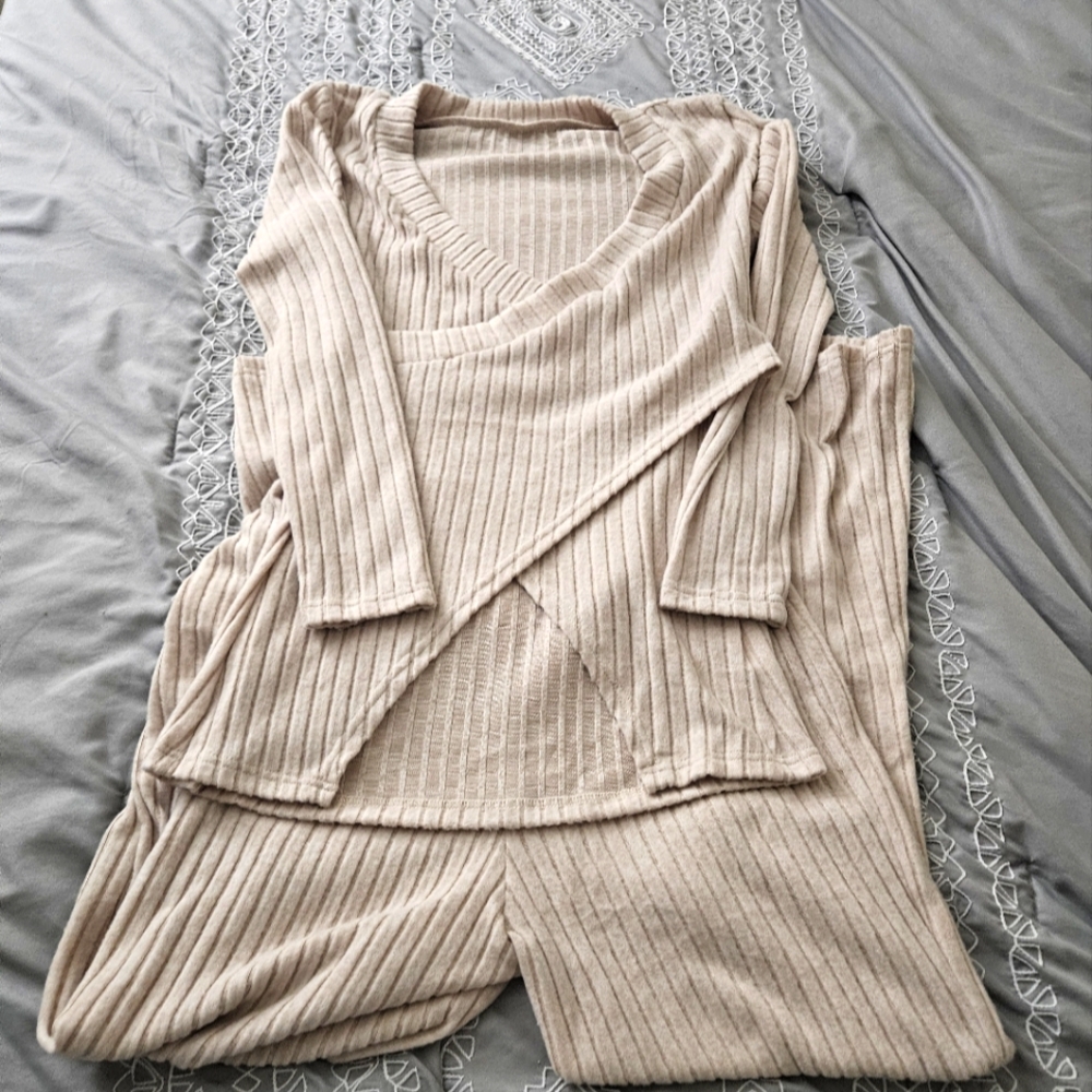 NWOT Large Two Piece Ribbed Lounge Wear Set For Casual Home Wear